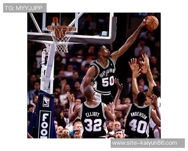 德克萨斯大学橄榄球队成员观战马刺星三代曼宁与文班合影互换球衣精彩瞬间