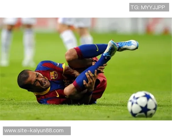 邓弗里斯不满被换下怒砸皮球表情郁闷引发关注